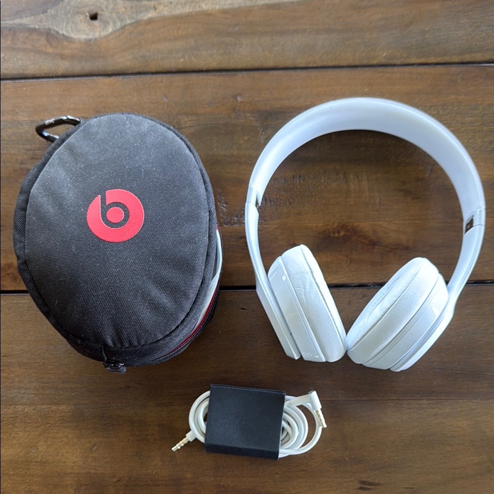 EUC Beats Solo 3 White Wireless Headphones with Case